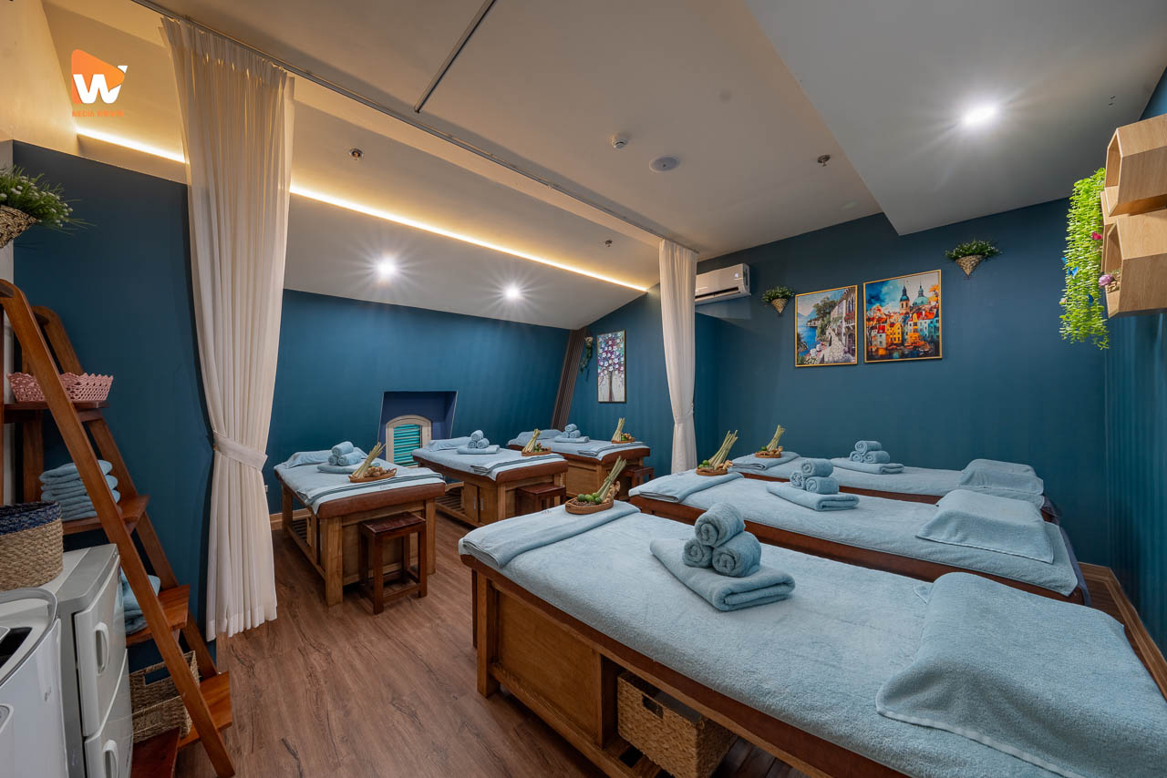 Chụp ảnh phòng trị liệu riêng giường gỗ và màn buông - Media WinWin